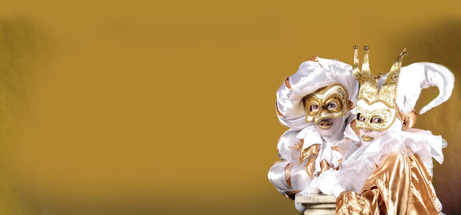 Dos artistas con trajes venecianos blancos y dorados y máscaras, sobre un fondo dorado.