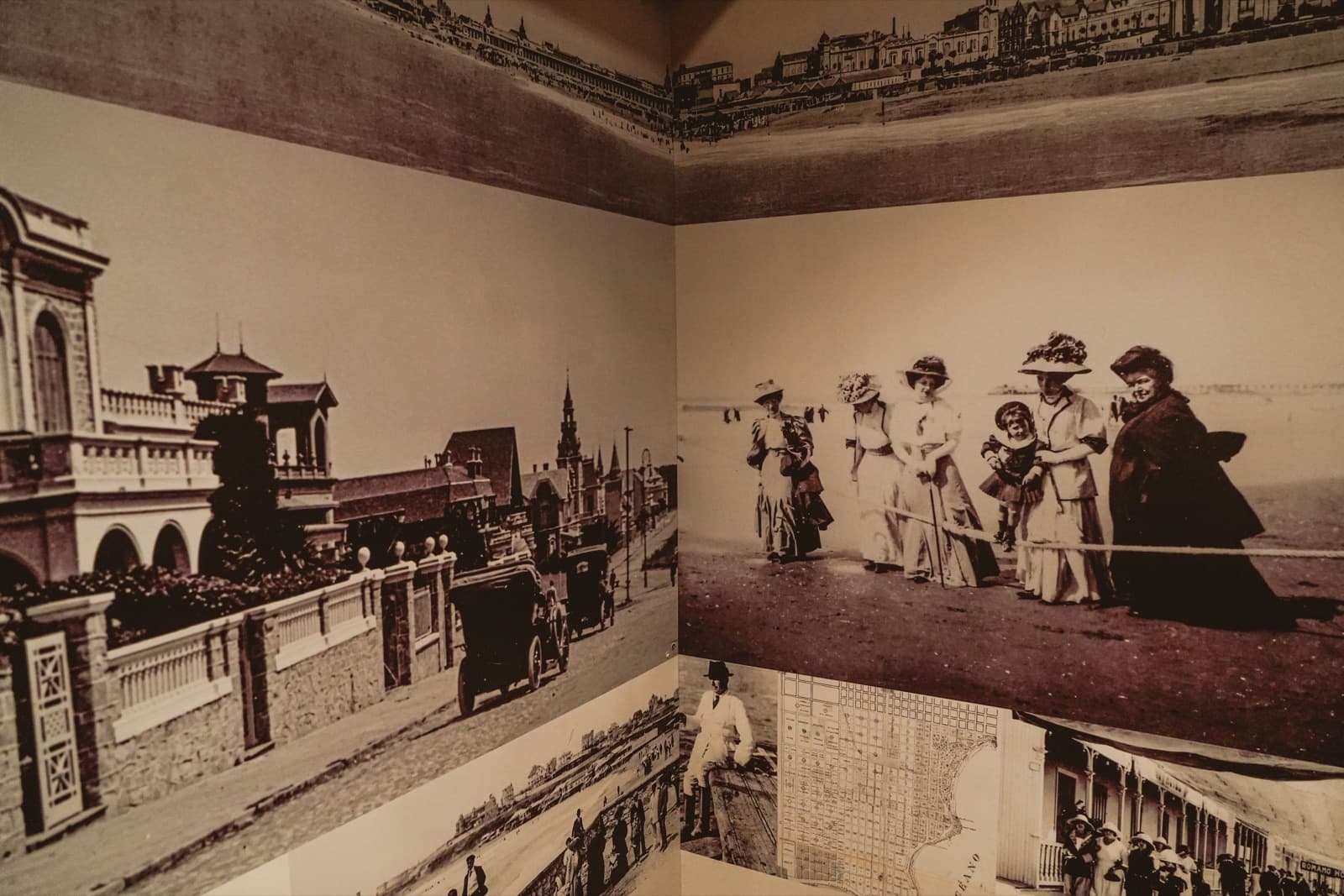 Las paredes del salón empapeladas con fotografías antiguas de la rambla de Mar del Plata en tono sepia, de piso a techo.